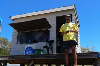 Kevin, el guardavidas que asistió a un hombre que se accidentó con su UTV en Costa del Este.