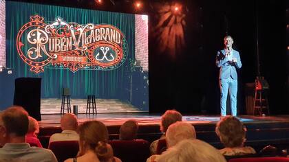 Kevin es el cruise and travel director: se encarga de las presentaciones de las charlas, de los juegos, de los shows, explica lo que hay que saber de los destinos, despide a los pasajeros que parten hacia las excursiones y un larguísimo etcétera.