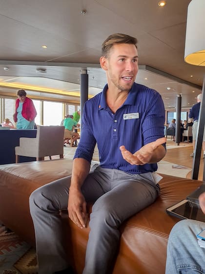 Kevin es permanentemente buscado por los pasajeros para consultas