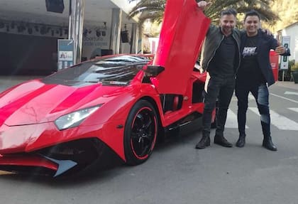 Kevin Escobar, primero de la derecha, es el joven que diseñó el vehículo y lo presentó en su ciudad natal