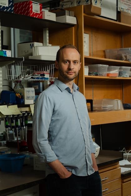 Kevin Esvelt, ingeniero genético del Instituto Tecnológico de Massachusetts (MIT), quien lleva mucho tiempo advirtiendo sobre los peligros de la biología sintética, en su laboratorio en Cambridge