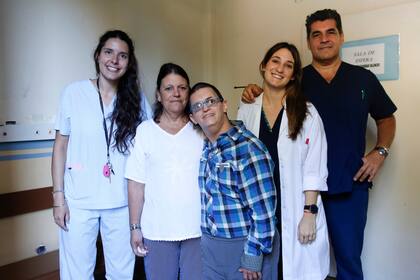 Kevin Fagundez, de 14 años, con su madre Graciela Di Santo y el equipo médico a cargo del cirujano Esteban Virguez en el Hospital Rivadavia