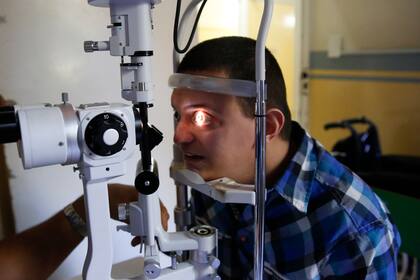Kevin Fagundez, durante el control después de una cirugía de cataratas inédita en el Hospital Rivadavia