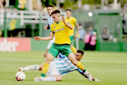 Kevin Gutiérrez, volante central de Defensa y Justicia, protege la pelota ante la marca del futbolista de Atlético Tucumán.