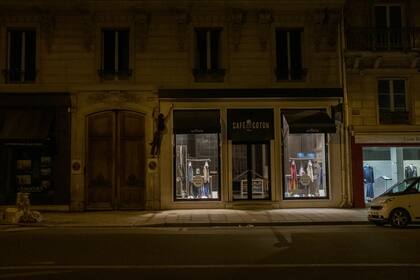 Kevin Ha busca apagar una luz en un negocio en París. (Mauricio Lima/The New York Times)