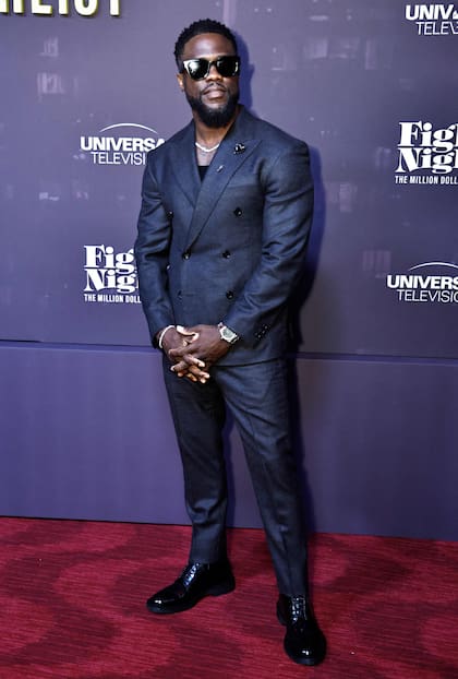 Kevin Hart compone al compañero de andanzas del personaje de Henson; el actor de Borderlands optó por un traje recto azul, que llevó con mucha elegancia