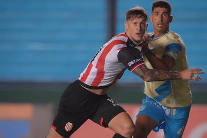 Kevin Jappert y Adrián Arregui forcejean para ganar la posición: Barracas Central reaccionó en el segundo tiempo y se clasificó