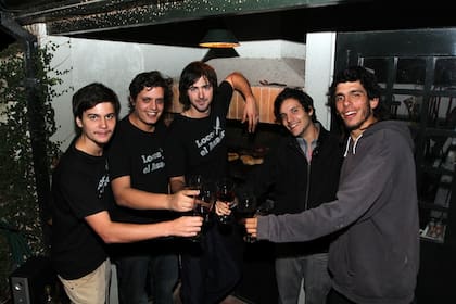 Kevin, Joaquín, Luciano, Juan Manuel y Manuel, el equipo de Locos x el asado