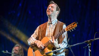 Kevin Johansen desató una fiesta popular en el Opera