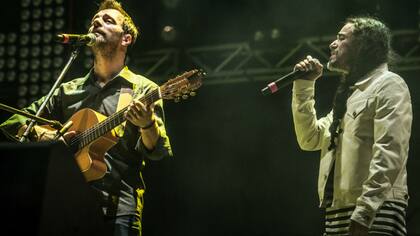 Kevin Johansen hizo una versión urgente de Tratame suavemente con Rubén Albarrán