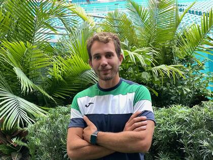 Kevin Konfederak, su entrenador, nota progresos en el revés y el saque de Cerúndolo, cuyo máximo recurso es la derecha.