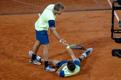 Kevin Krawietz (de pie) y Andreas Mies ganaron la final y son bicampeones del torneo de dobles de Roland Garros
