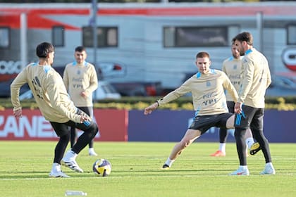 Kevin Lomónaco (con la pelota) y Franco Mastantuono (de frente) son dos de los nuevos en la selección; se les abre una posibilidad de protagonizar el Mundial.