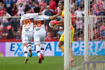 Kevin Lomónaco festeja con Sandoval el segundo gol de Platense ante Unión, en Santa Fe