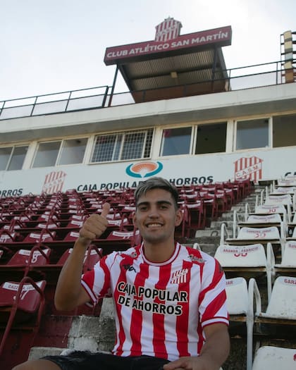 Kevin López, nuevo jugador de San Martín de Tucumán, posando en La Ciudadela