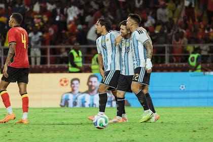 Kevin Mac Allister celebra con Messi y Lautaro Martínez durante el amistoso de la selección argentina ante Angola