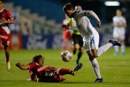 Kevin Mac Allister en un partido de Copa Libertadores ante Nacional, de Uruguay