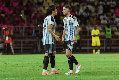 Kevin Mac Allister y su hermano Alexis, durante el amistoso de la selección argentina ante Angola