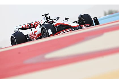 Kevin Magnussen, con el Haas número 20, "debuta" en la Fórmula 1 de 2022 durante el segundo día de pruebas de la categoría en el circuito de Sakhir.