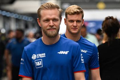 Kevin Magnussen, con Mick Schumacher; el danés se anotó la primera pole de su historial en Brasil