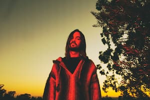 En muletas y de buen humor, Kevin Parker se prepara para cerrar la segunda noche del festival