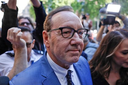 Kevin Spacey enfrenta a las cámaras a la salida de los tribunales de Londres