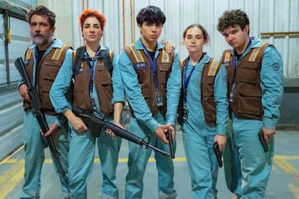 Kevin Tapia, interpretado por Nicolás Contreras, con parte del elenco de "Baby Bandito". La serie es una producción de Fabula