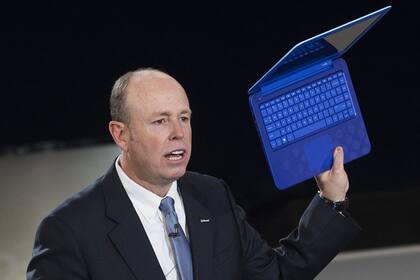 Kevin Turner, director de Operaciones de Microsoft, con la HP Stream, una computadora portátil de 199 dólares que buscará competir en el segmento iniciado por las Chromebooks de Google
