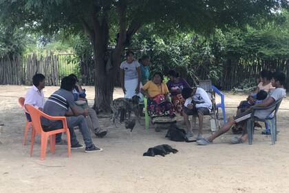 Kevin vive con sus papás, su abuela y sus nueve hermanos. Algunos ya formaron familia y tienen sus casas desparramadas en el mismo terreno. Comparten las comidas y las reuniones.