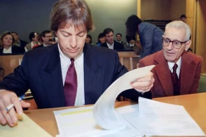 Kevorkian, junto a su abogado Geoffrey Fieger, superaron cuatro juicios; en tres de ellos, el doctor muerte fue absuelto, mientras que el cuarto se anuló