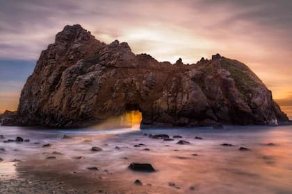 Keyhole Arch en la playa Pfeiffer (roadtrippingcalifornia)