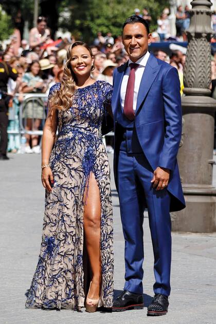 Keylor Navas, con Andrea Salas; la pareja suele encabezar acciones solidarias como esta