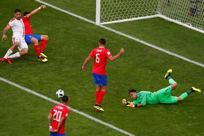 Keylor Navas, la figura de Costa Rica, detiene el ataque de Serbia