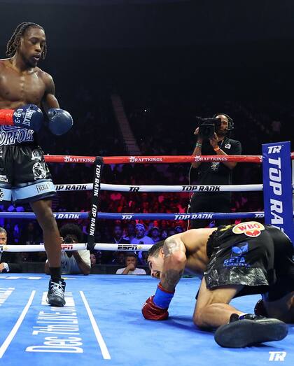 Keyshawn Davis ya envió a la lona al argentino Gustavo Lemos