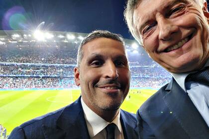 Khaldoon Al Mubarak, presidente de Manchester City, con Mauricio Macri, ex presidente argentino, durante un encuentro de Champions League.