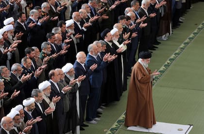 Khamenei liderando oraciones con motivo del Eid al-Fitr en la Gran Mezquita Imam Jomeini de Teherán, el 31 de marzo del 2025.