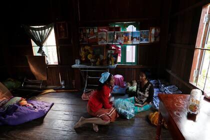 Khen Srey Touch visita una tienda tradicional de medicina camboyana durante su almuerzo de una hora. Compró medicina para ayudarla con la leche materna cuando de a luz a su segundo hijo.