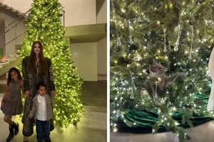 Khloé Kardashian posa con sus hijos, True y Tatum, frente a su enorme árbol de Navidad, una tentación para su gato