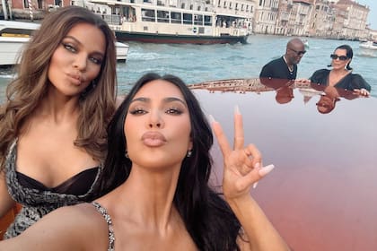 Khloé y
Kim Kardashian posan
divertidas. Detrás de
ellas, su madre, Kris
Jenner, y su pareja, Corey
Gamble.