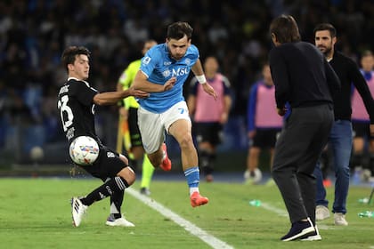 Khvicha Kvaratskhelia, de Napoli, supera a Nicholas Gioacchini de Como durante el partido de fútbol de la Serie A entre Napoli y Como en el Estadio Diego Armando Maradona en Nápoles