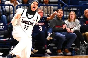 Kiandra Browne, alera de Duquesne University, es la única musulmana del equipo que usa el hiyab. La indumentaria es una creación propia