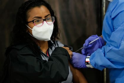 Kiara Morales, de 31 años, recibe una inyección de la vacuna AstraZeneca para el COVID-19 en un centro comercial en las afueras de la ciudad de Panamá