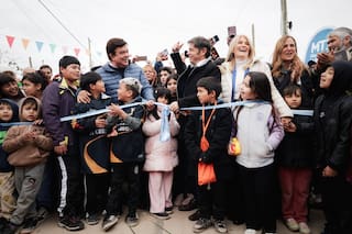 Tras la visita de Milei, Kicillof también abrió la campaña en La Matanza