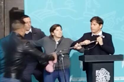 Kicillof, al ser increpado por una mujer en pleno acto político, en Brandsen