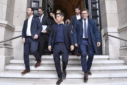 Kicillof baja las escalinatas de los tribunales, junto al ministro López y al asesor Pérez Teruel