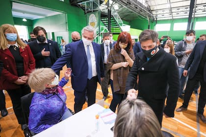 Kicillof, con Alberto Fernández y Cristina Kirchner, en una recorrida por centros de vacunación 