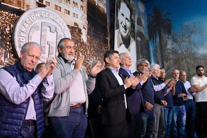 Kicillof con dirigentes de la CGT ayer en La Plata