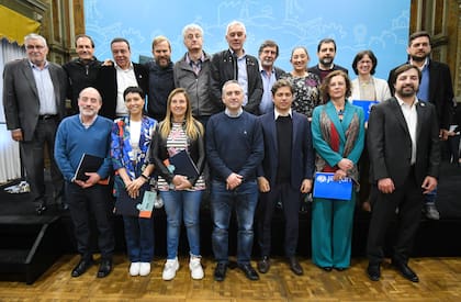 Kicillof, con intendentes, funcionarios y la representante de Unicef en la Argentina
