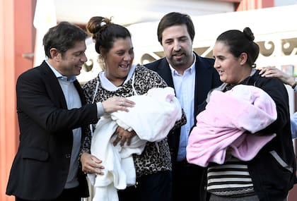 Kicillof, con Kreplak y dos beneficiarias del Plan Qunita, con sus bebés en brazos