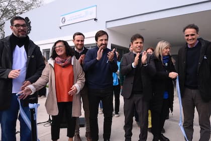 Kicillof, con los ministros Katopodis y Kreplak, y el exintendente Ralinqueo, en la inauguración del centro de salud Ramón Carrillo, de Veinticinco de Mayo